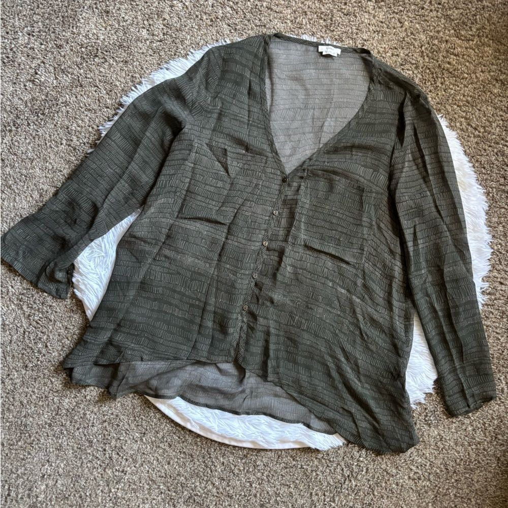 Charli London Silk Top Long Sleeves Button Front Green‎ Womens Size 6